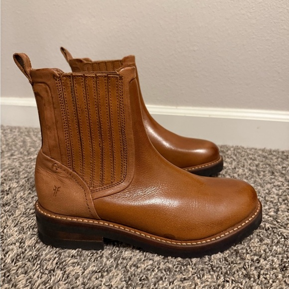 Frye Shoes - NWOT Frye Ella Moto Chelsea Boots Cognac